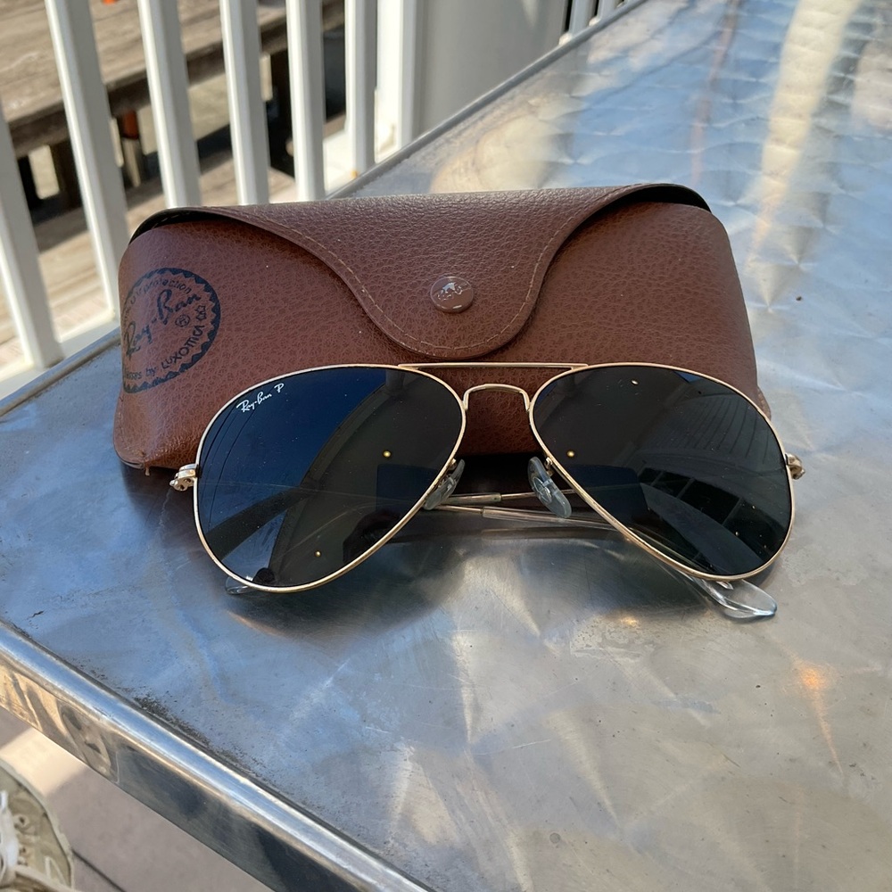 Ray-Ban Polarized Aviator Sunglasses, Gold Frames, Green Lenses w/Case. Unisex.